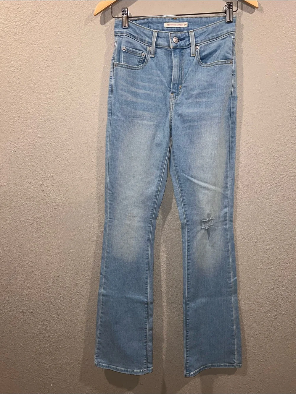 Levis flattering leg